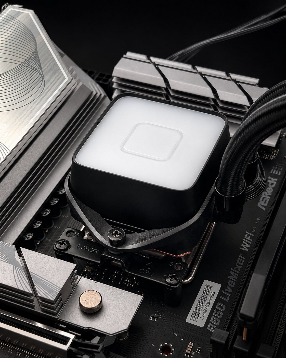 Watercooling AIO installé sur une carte mère ASRock B850 LiveMixer WiFi