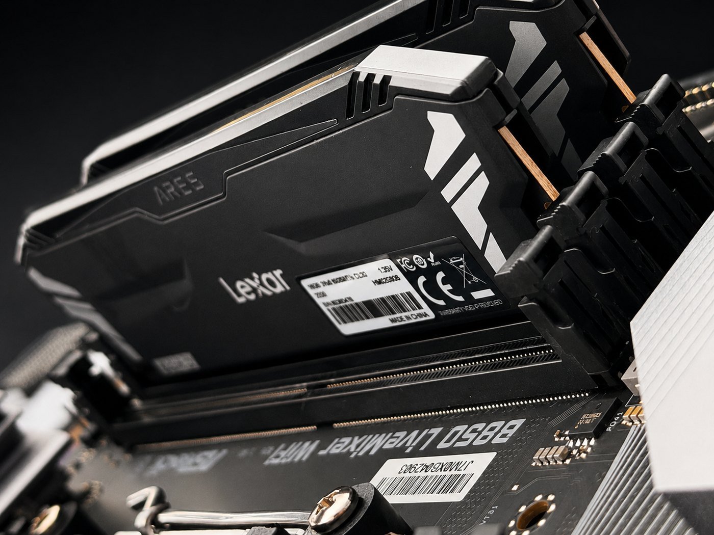 Mémoire Lexar Ares DDR5 installée sur carte mère ASRock B850